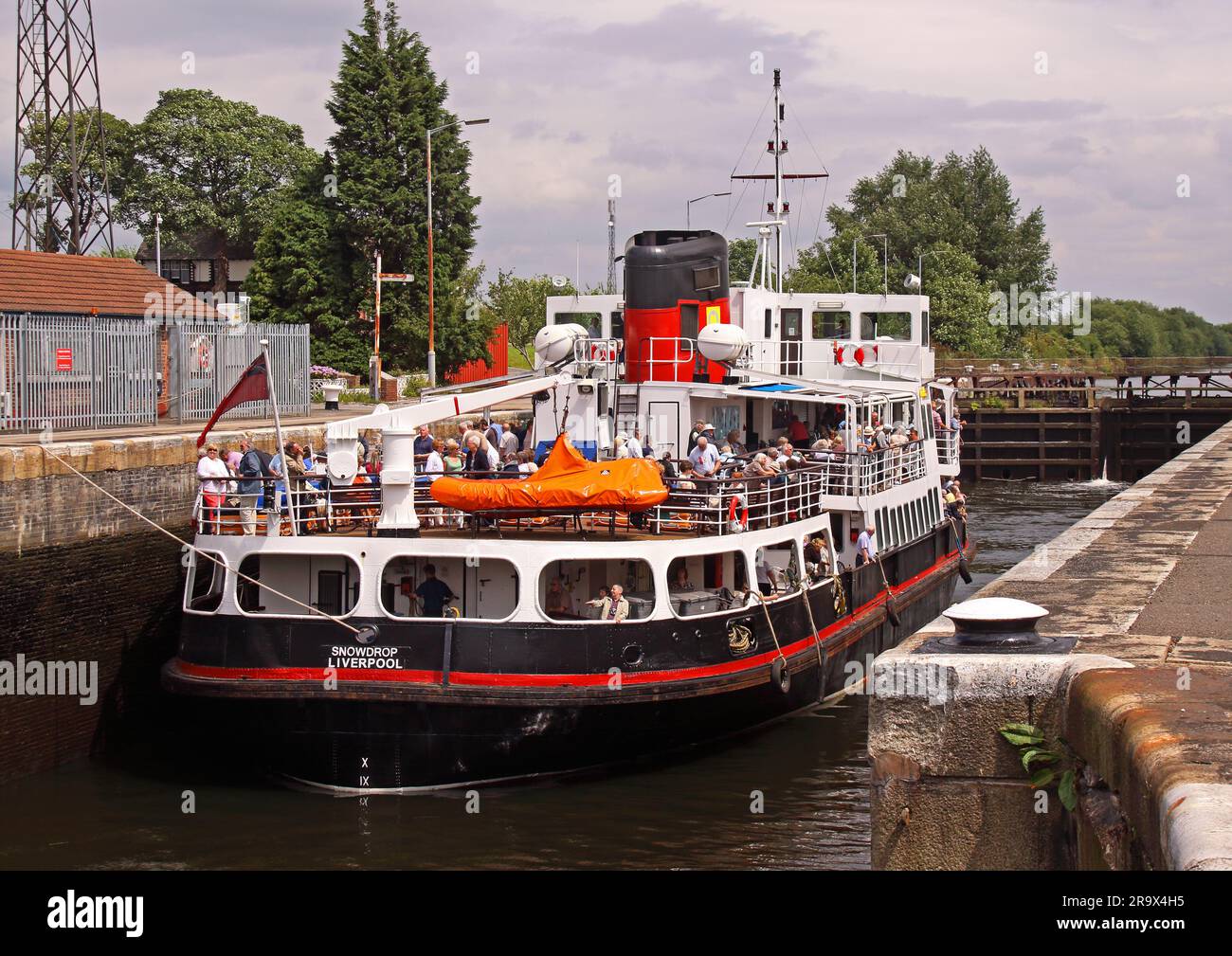 Mersey Ferry Snowdrop, attraversando Warrington in direzione est a Latchford Locks, sulla strada per Salford Quays, NW England, UK WA4 1NN Foto Stock