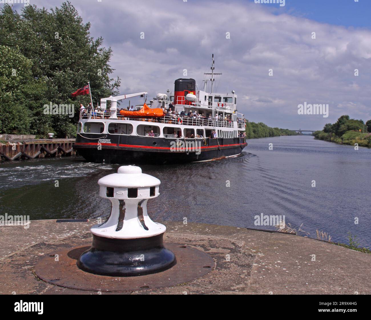 Mersey Ferry Snowdrop, attraversando Warrington in direzione est a Latchford Locks, sulla strada per Salford Quays, NW England, UK WA4 1NN Foto Stock