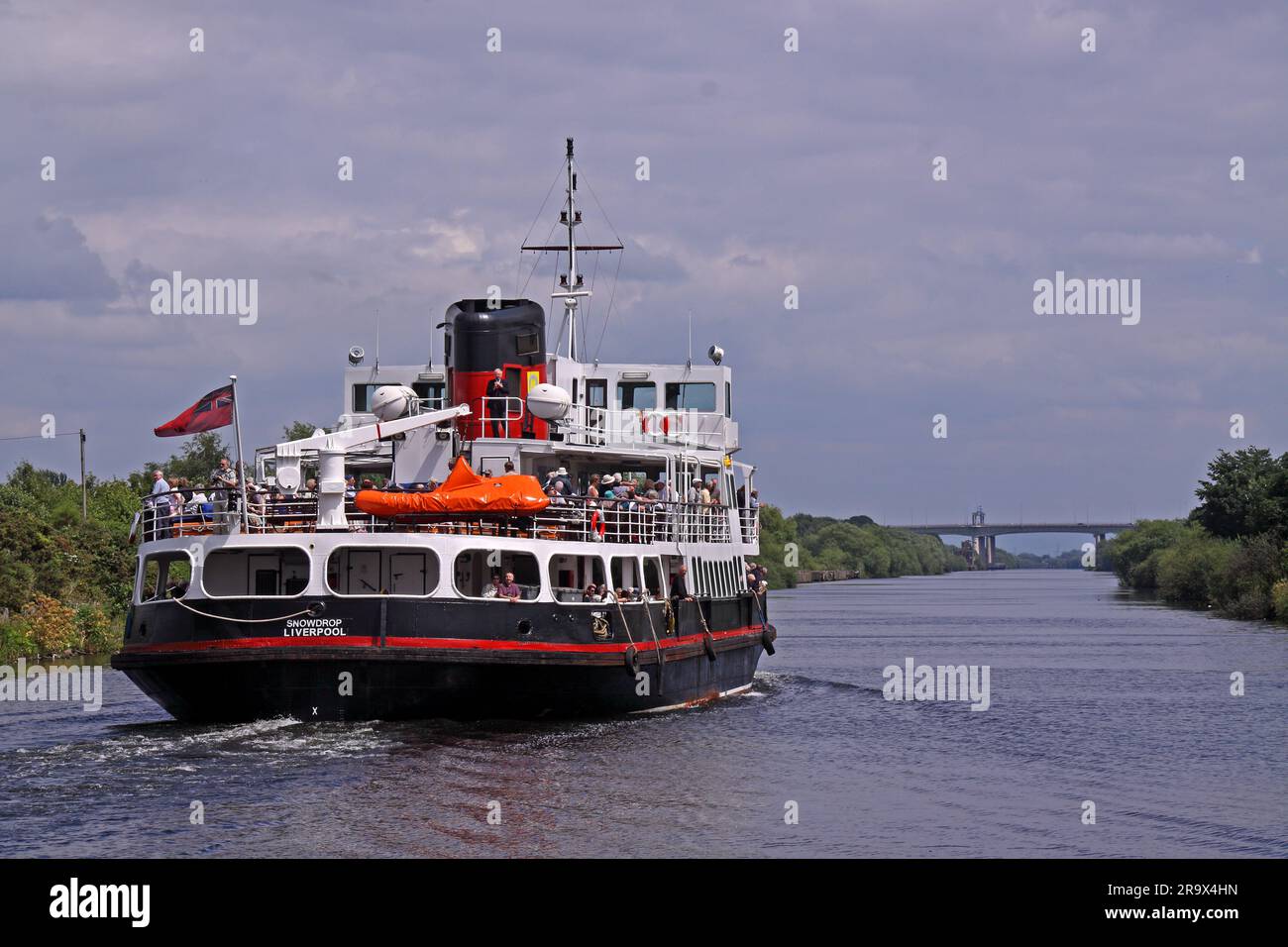 Mersey Ferry Snowdrop, attraversando Warrington in direzione est a Latchford Locks, sulla strada per Salford Quays, NW England, UK WA4 1NN Foto Stock