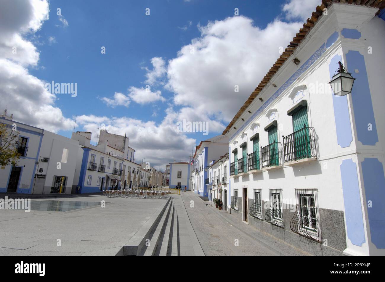 Piazza con caffè di strada, Arraiolos, Alentejo, Portogallo Foto Stock
