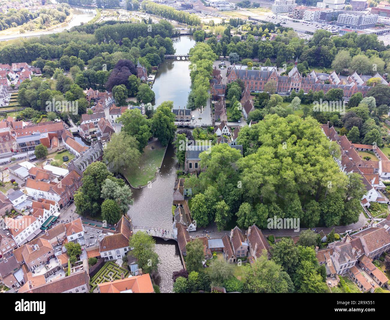 Vista aerea del beghinaggio principesco Ten Wijngaerde, del parco acquatico minnewater e del ponte. È l'unico beghinaggio conservato nella città belga di Brug Foto Stock