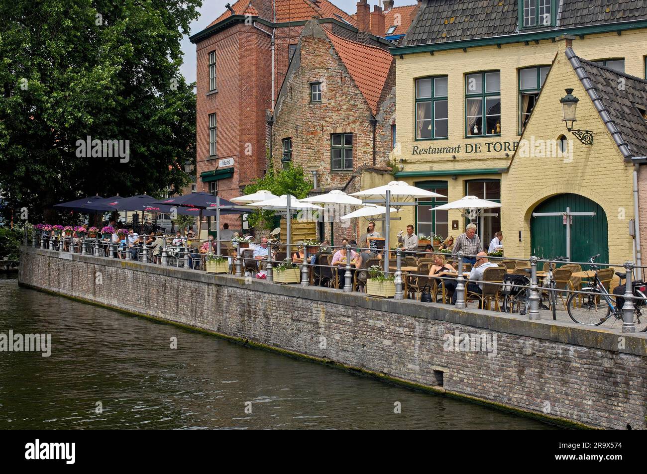 Terrazza del ristorante sul canale Dijver, Bruges, Fiandre occidentali, Belgio Foto Stock