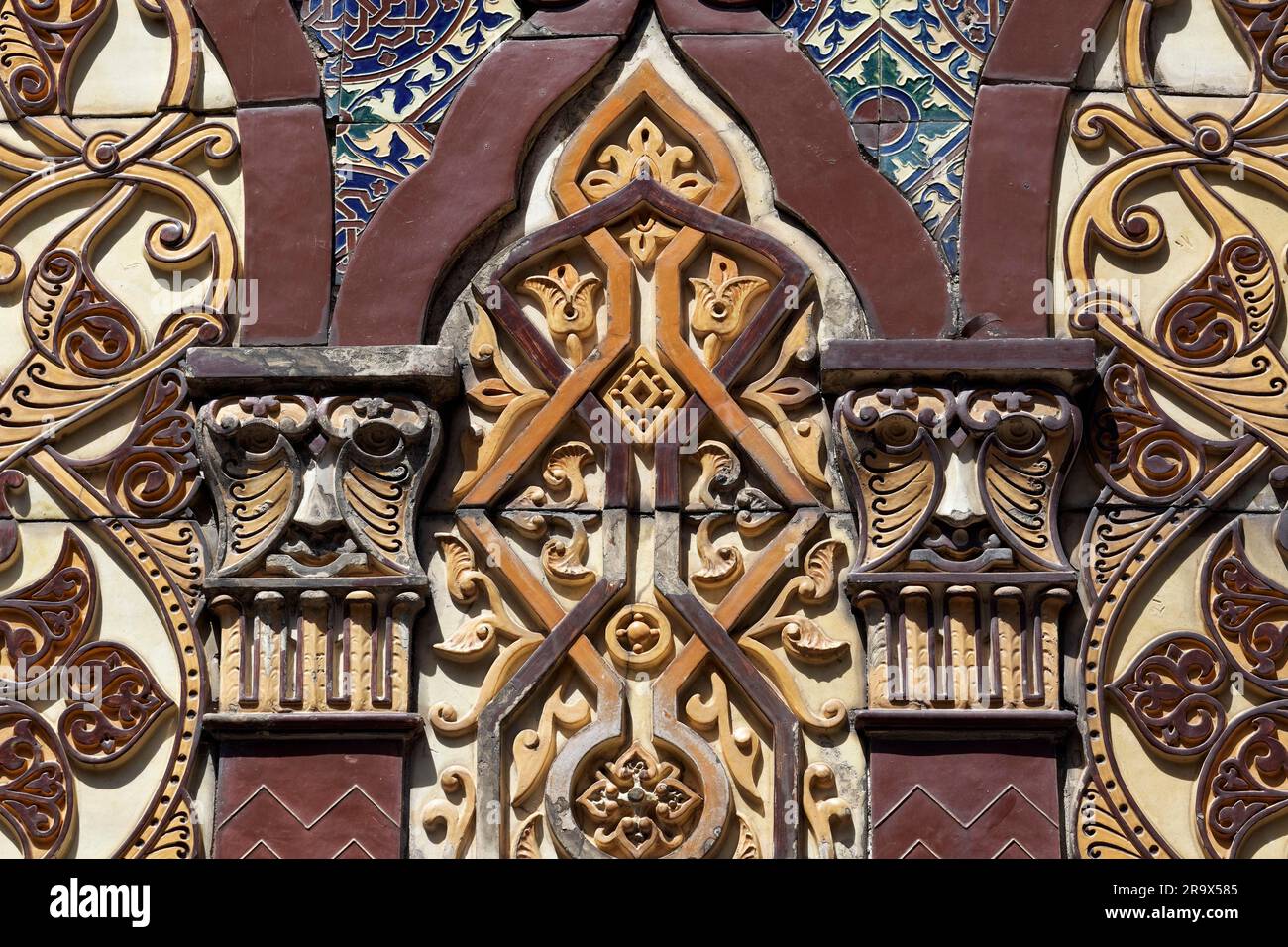 Facciata in piastrelle di ceramica con volti, dettagli, ex fabbrica di ceramiche Devesas, edificio in stile neo-islamico del 1899, Porto, Portogallo Foto Stock