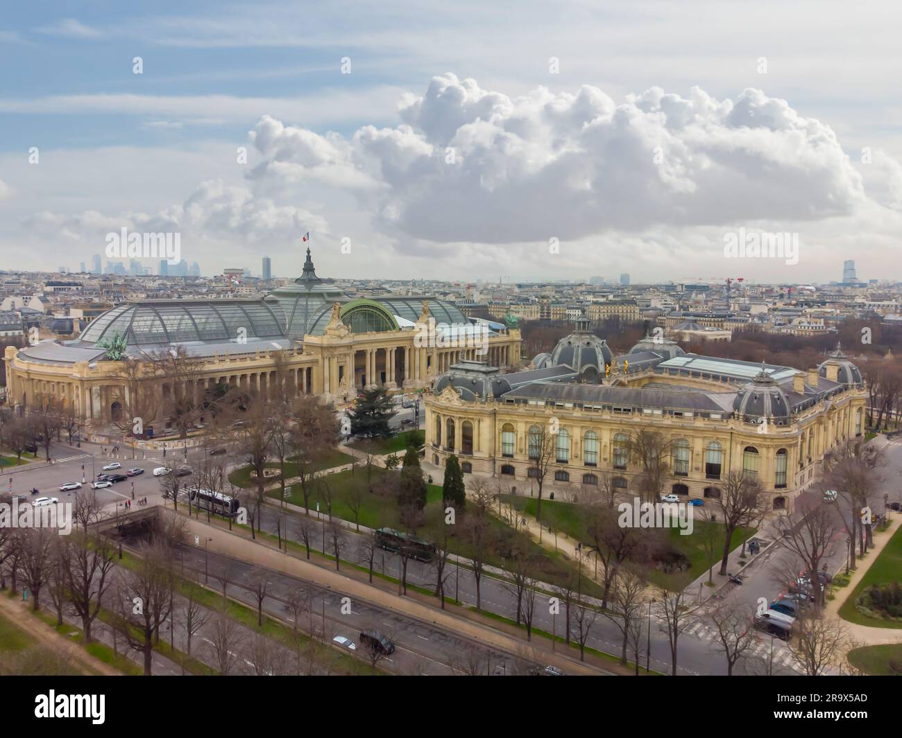 Vista aerea del grande Palazzo degli Elisi (in francese Grand Palais des Champs-Élysées), è un sito storico, una sala espositiva e m Foto Stock