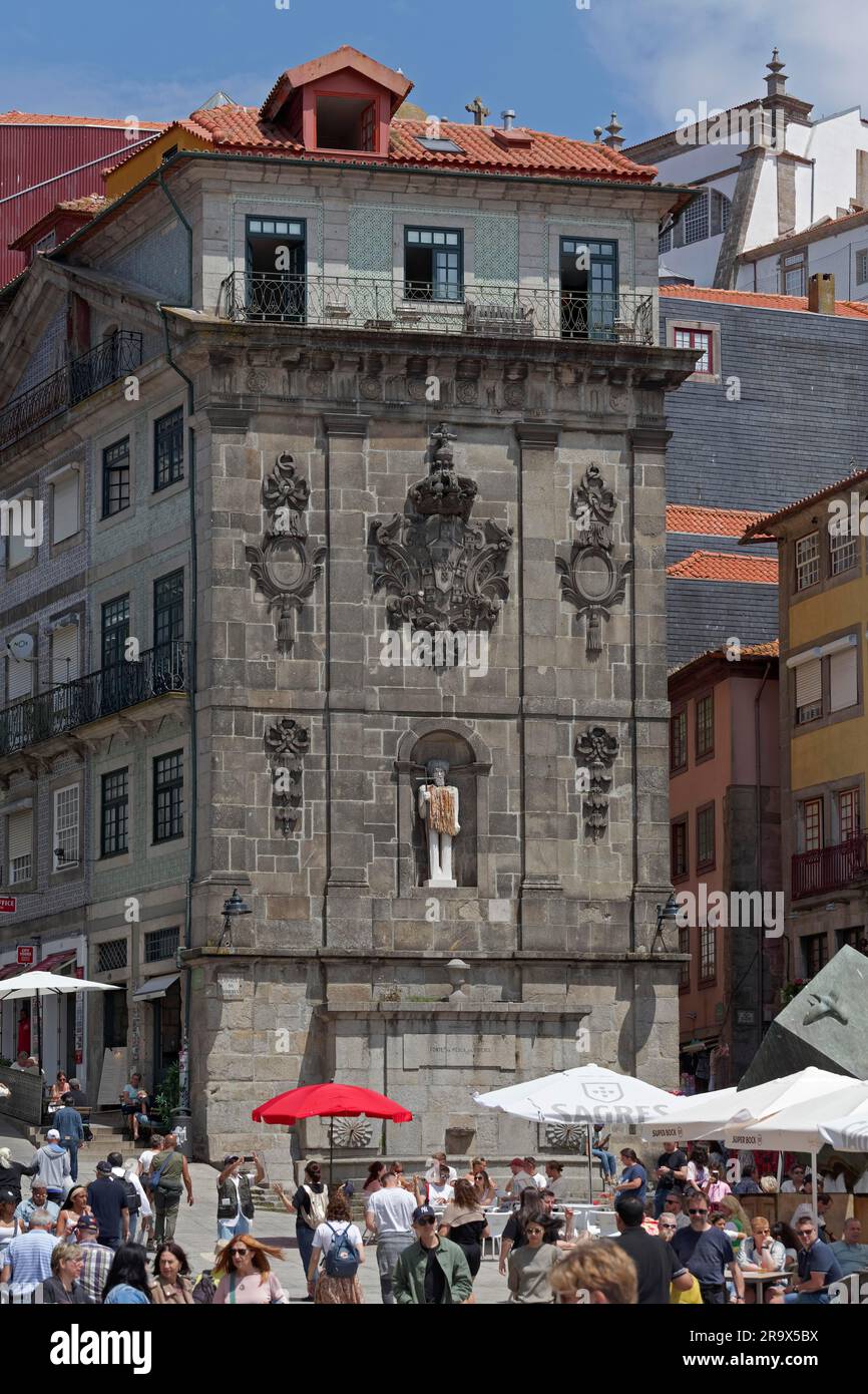 Fontana monumentale fonte da Praca da Ribeira con scultura moderna St Giovanni Battista, Piazza Ribeira, centro storico, Porto, Portogallo Foto Stock
