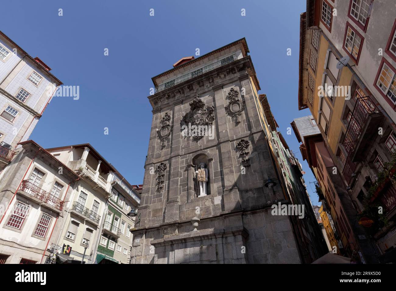Fontana monumentale fonte da Praca da Ribeira con scultura moderna St Giovanni Battista, Piazza Ribeira, centro storico, Porto, Portogallo Foto Stock