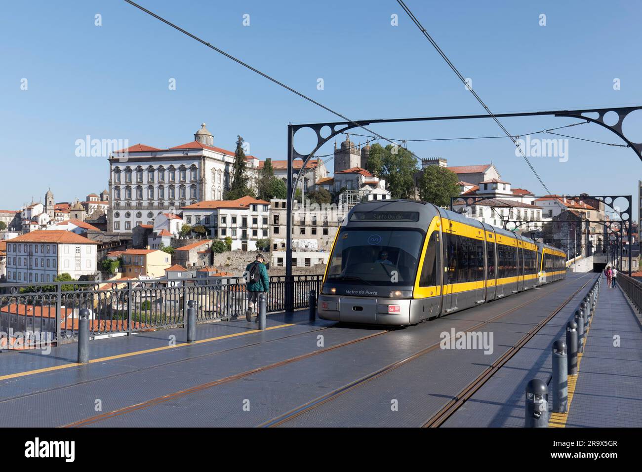 Metro do Porto, linea D che attraversa il Ponte D. Luis i, Eurotram con Bombardier Transportation, Porto, Portogallo Foto Stock