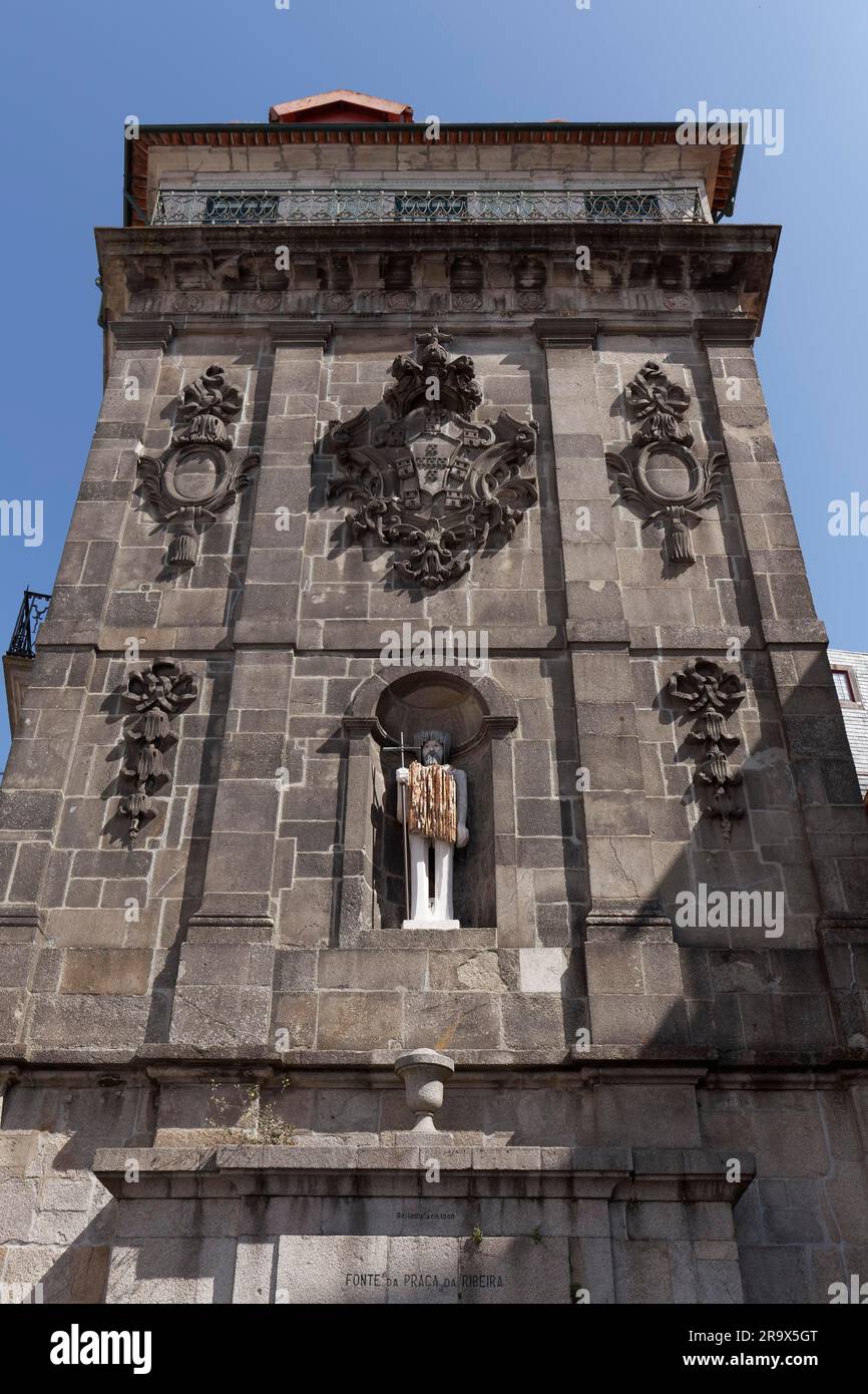 Fontana monumentale fonte da Praca da Ribeira con scultura moderna St Giovanni Battista, Piazza Ribeira, centro storico, Porto, Portogallo Foto Stock