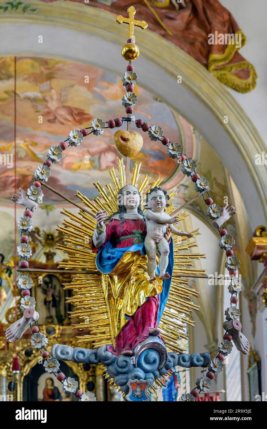 Figura della Madonna con il bambino Gesù in una corona radiosa, Chiesa di San Sebastian, Untrasried, Allgaeu, Baviera, Germania Foto Stock