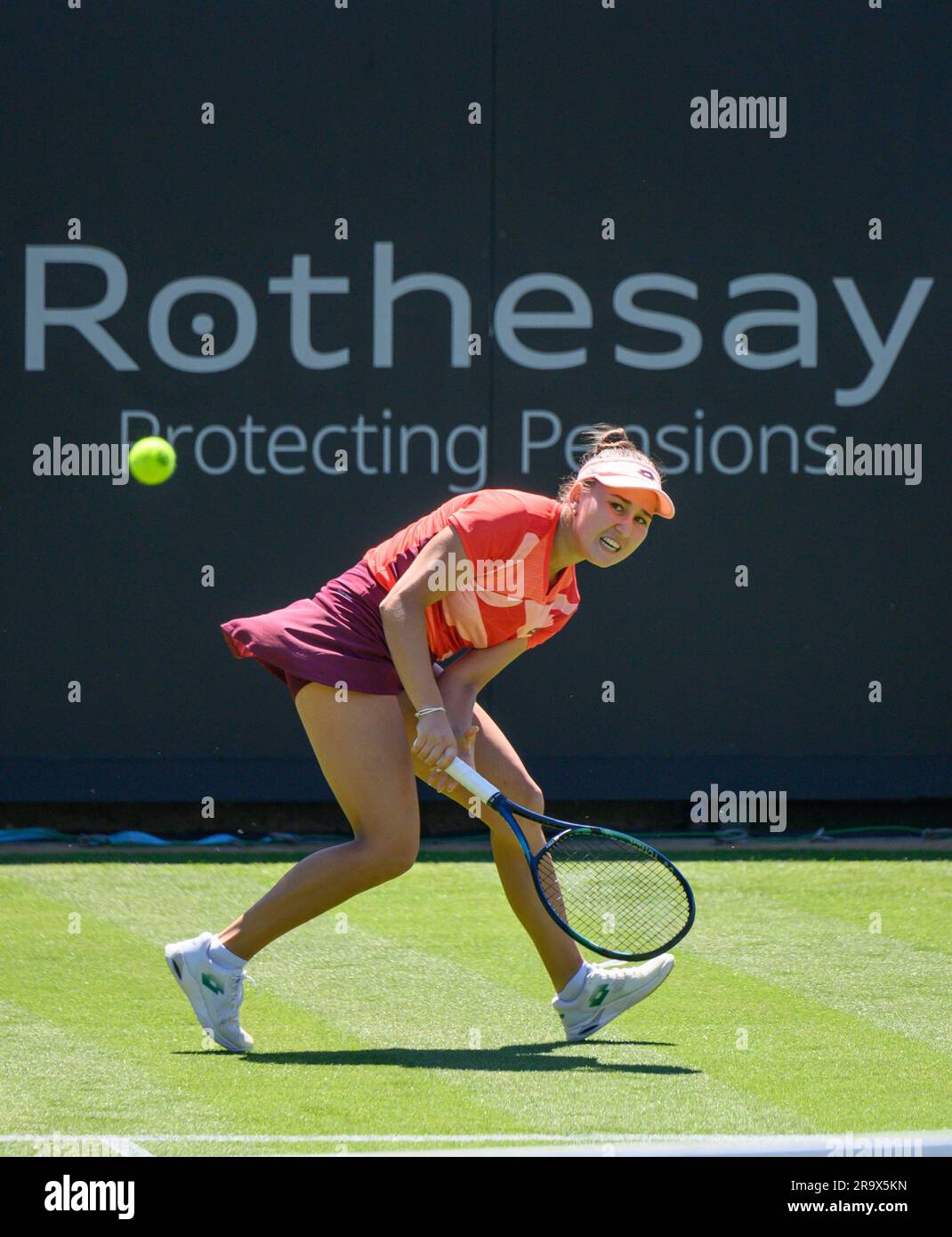 Kamilla Rakhimova (RUS) giocando il suo primo turno di qualificazione il primo giorno del Rothesay International, Eastbourne 24 giugno 2023. Ha perso Foto Stock