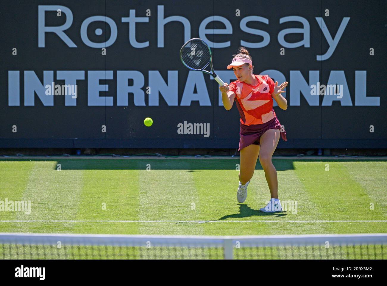 Kamilla Rakhimova (RUS) giocando il suo primo turno di qualificazione il primo giorno del Rothesay International, Eastbourne 24 giugno 2023. Ha perso Foto Stock