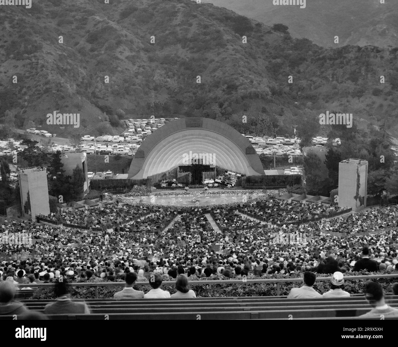 Foto lunga della folla all'Hollywood Bowl durante i servizi di Pasqua Foto Stock