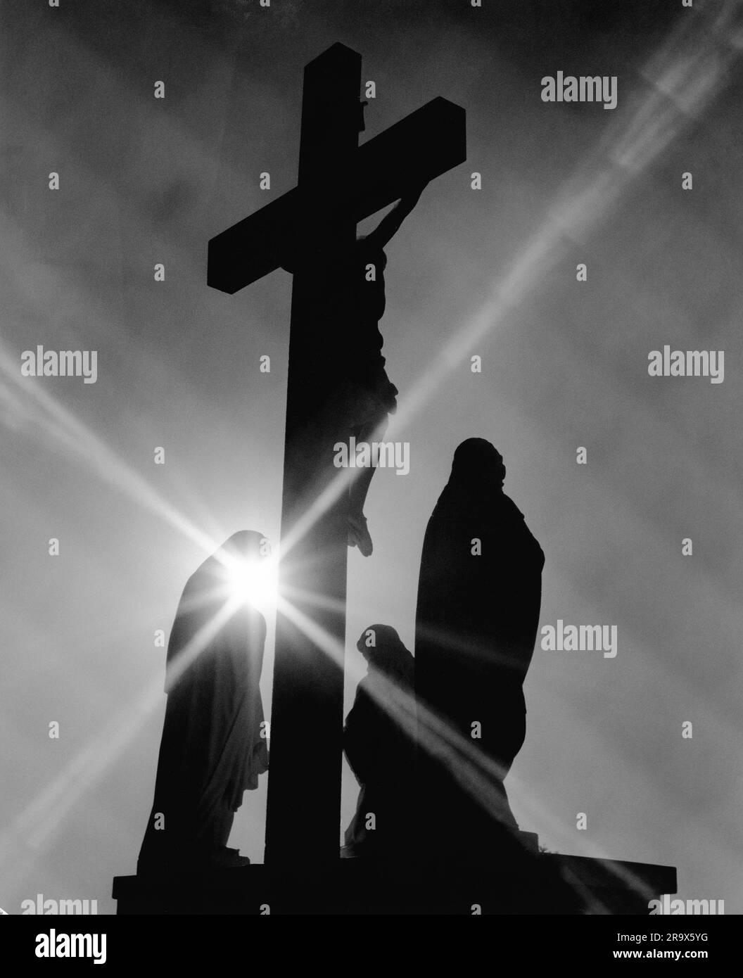 Immagine sagomata della statua raffigurante la crocifissione di Gesù Foto Stock