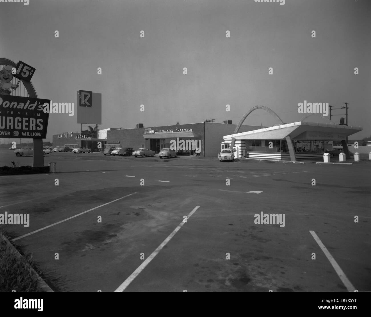 Vista sul parcheggio di uno dei negozi originali di hamburger McDonald's. Foto Stock