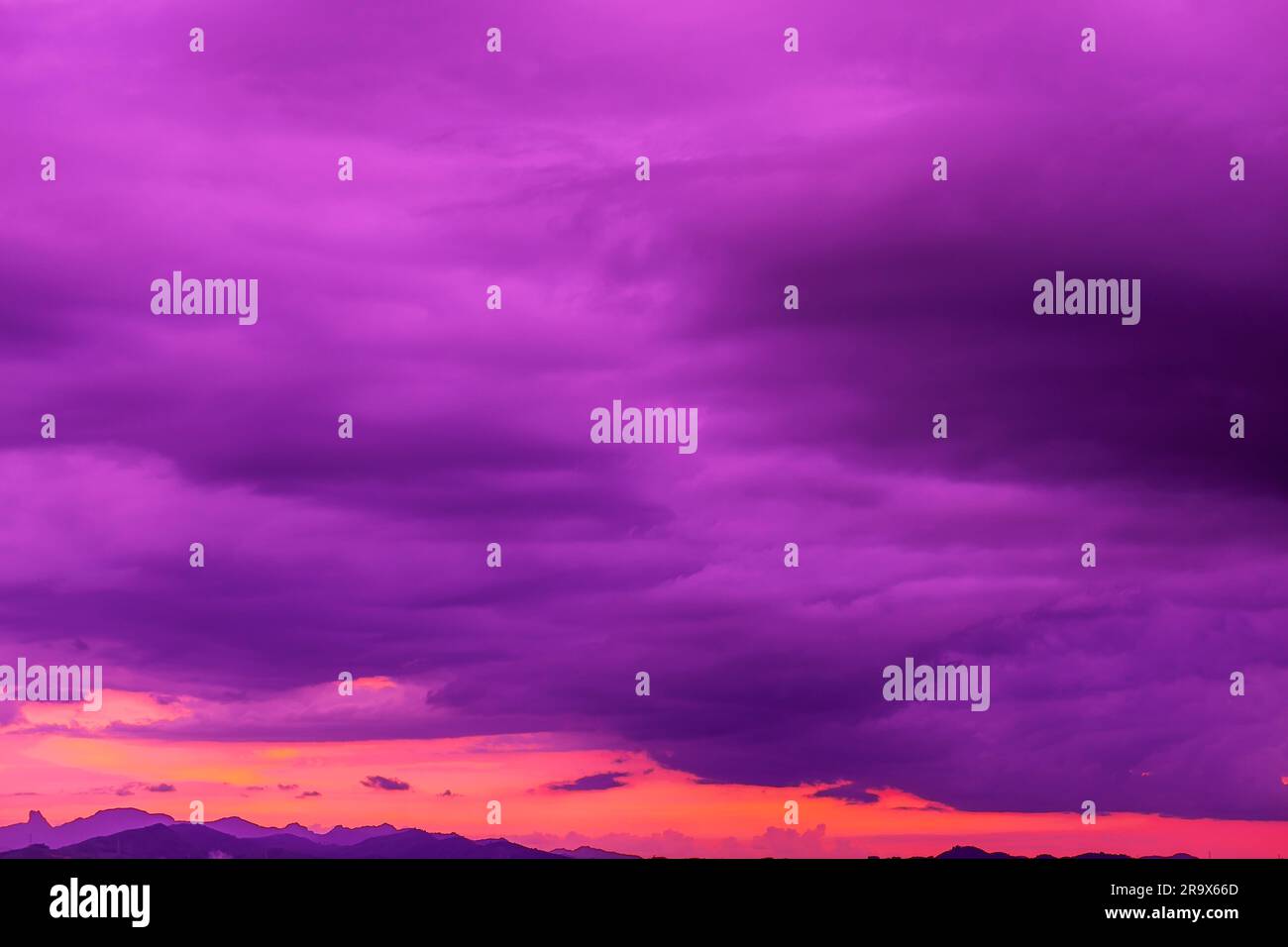 Astratto e modello di cielo nuvoloso, viola velluto, viola velluto, sfondo di colore tendenza, modello di nuvola colorata e cielo tramonto o alba: Drammatica Foto Stock