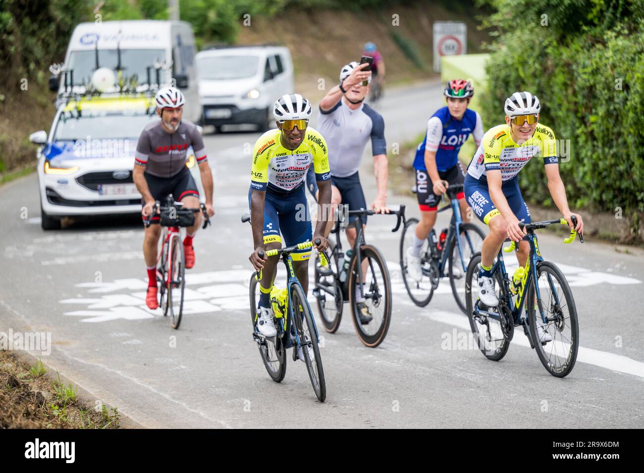 Bilbao, Spagna. 29 giugno 2023. Eritrean Biniam Girmay Hailu di Intermarche-Circus-Wanty e l'ex ciclista Andre Greipel fotografato in azione durante una sessione di allenamento per la 110a edizione del Tour de France, a Bilbao, Spagna, giovedì 29 giugno 2023. Il Tour de France di quest'anno si svolge dal 1° al 23 luglio 2023 e inizia con tre tappe in Spagna. BELGA PHOTO JASPER JACOBS Credit: Belga News Agency/Alamy Live News Foto Stock
