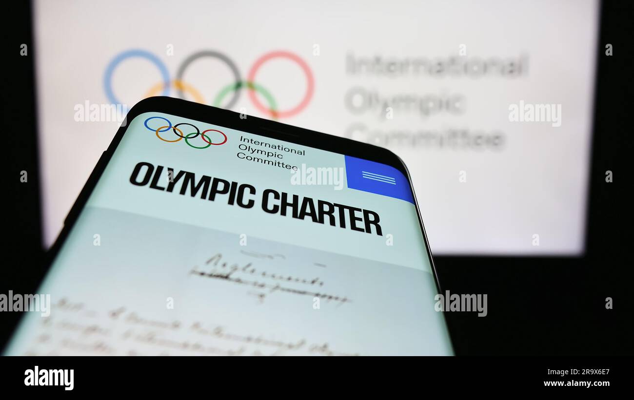 Telefono cellulare con pagina web del Comitato Olimpico Internazionale (CIO) sullo schermo davanti al logo. Mettere a fuoco in alto a sinistra sul display del telefono. Foto Stock