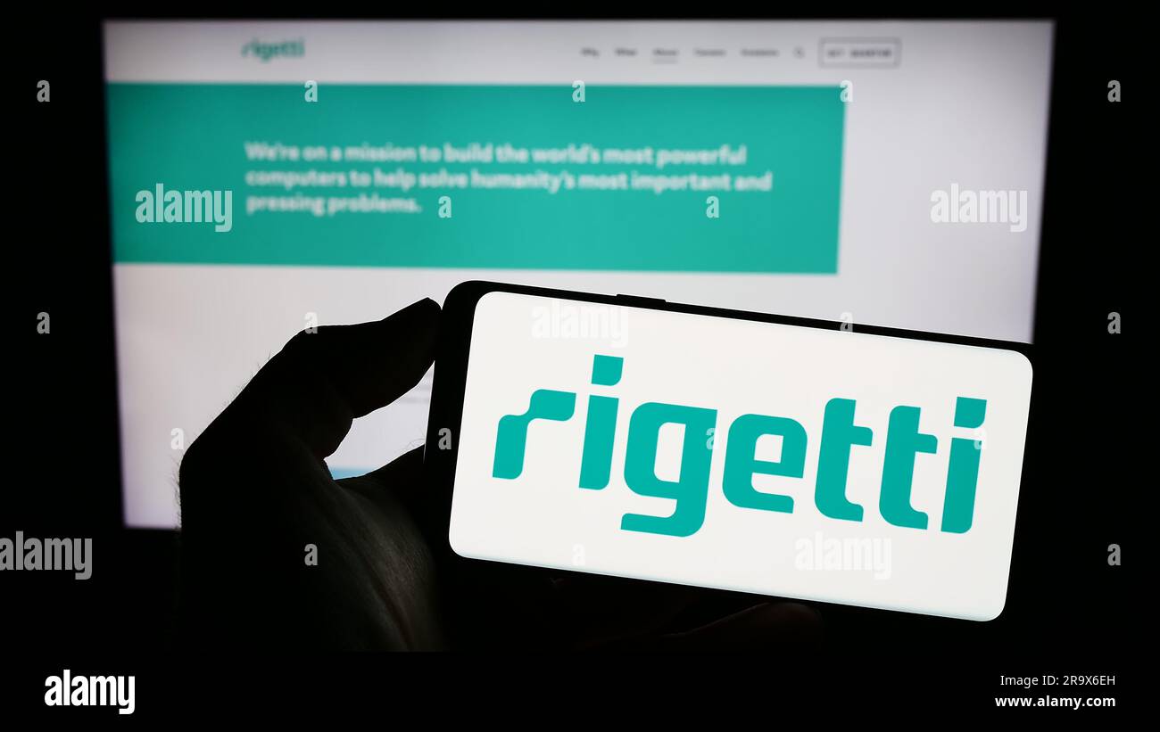 Persona che possiede un telefono cellulare con il logo della società americana Rigetti Computing Inc. Sullo schermo davanti alla pagina Web aziendale. Concentrarsi sul display del telefono. Foto Stock