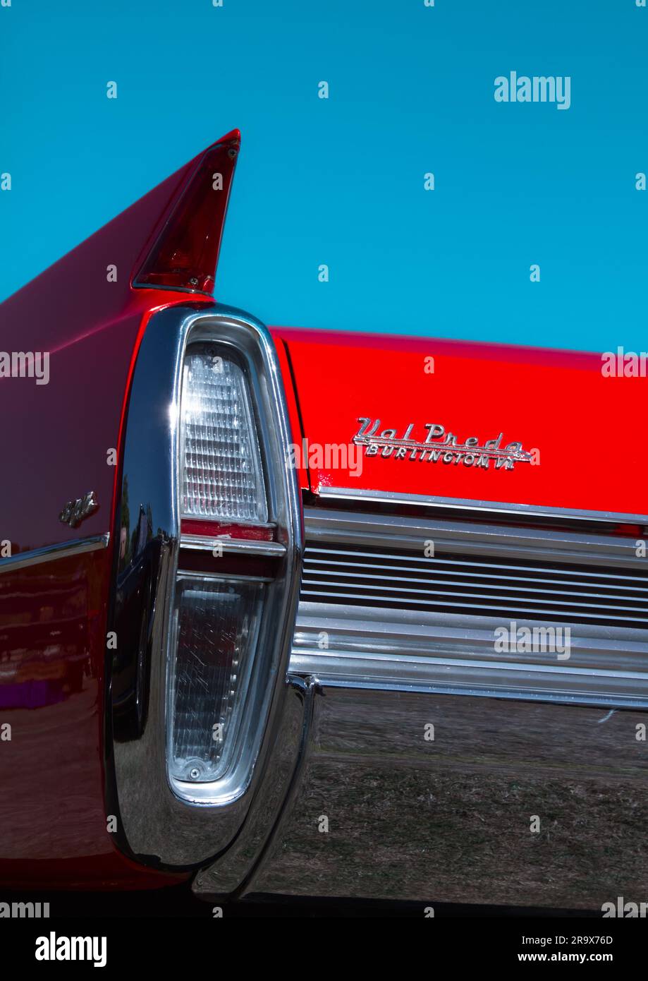 Luce posteriore, luce di coda e pinna di Un veicolo a motore rosso Val preda Cadillac Coupe DeVille degli anni '1960, Lymington, Regno Unito Foto Stock