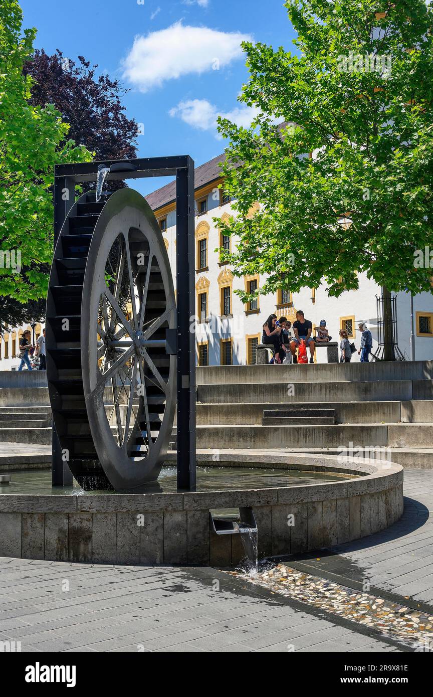 Fontana della ruota ad acqua a Rasidenz, Kempten, Allgaeu, Baviera, Germania Foto Stock