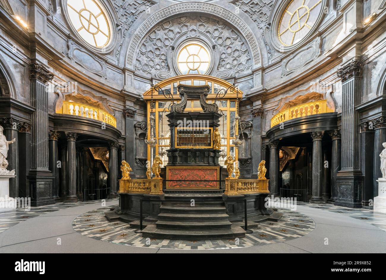 Altare maggiore, Antonio Bertola, 1694, Cappella della Sacra Sindone, Cappella  della Santa Sindone o Cappella del Guarini, architetto Guarino Guarini Foto  stock - Alamy