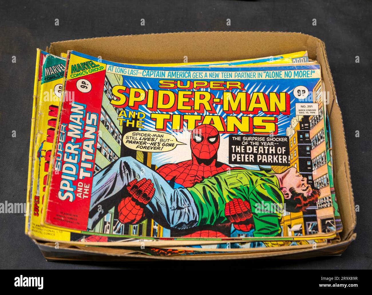 Scatola di fumetti Super Spider-Man Titans in mostra nella sala d'aste, Regno Unito Foto Stock