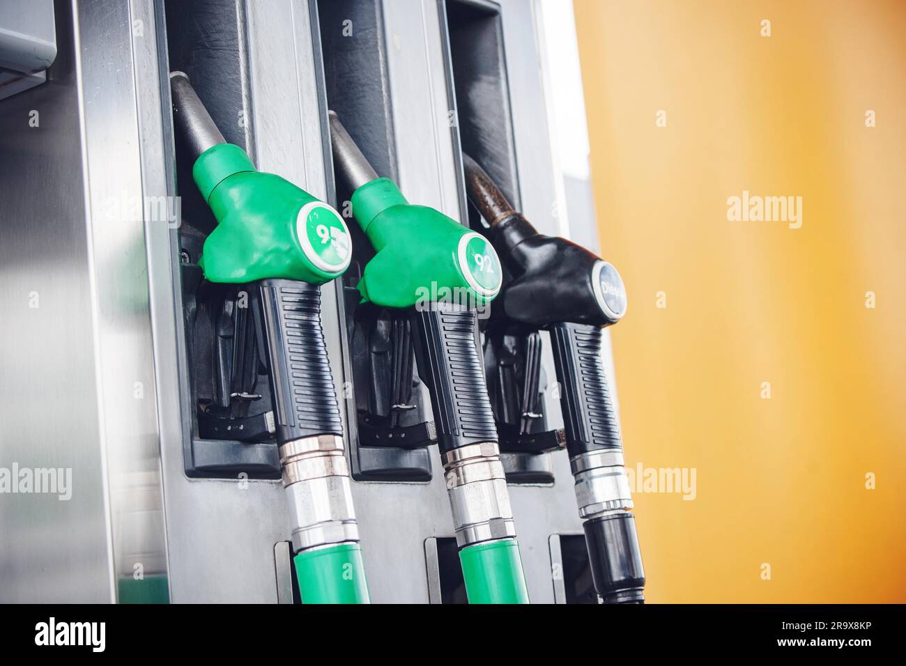 Pompa del carburante con benzina e diesel con verde e maniglie nere Foto Stock