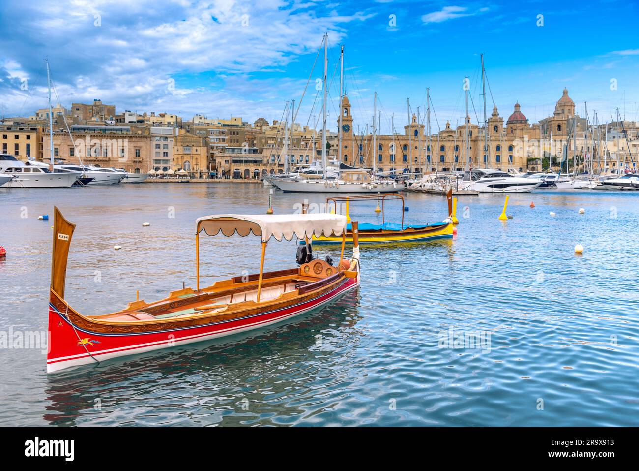 Una vista della vecchia via Mdina con balconi aperti in stile tradizionale maltese, la città di Mdina, antica capitale di Malta Foto Stock