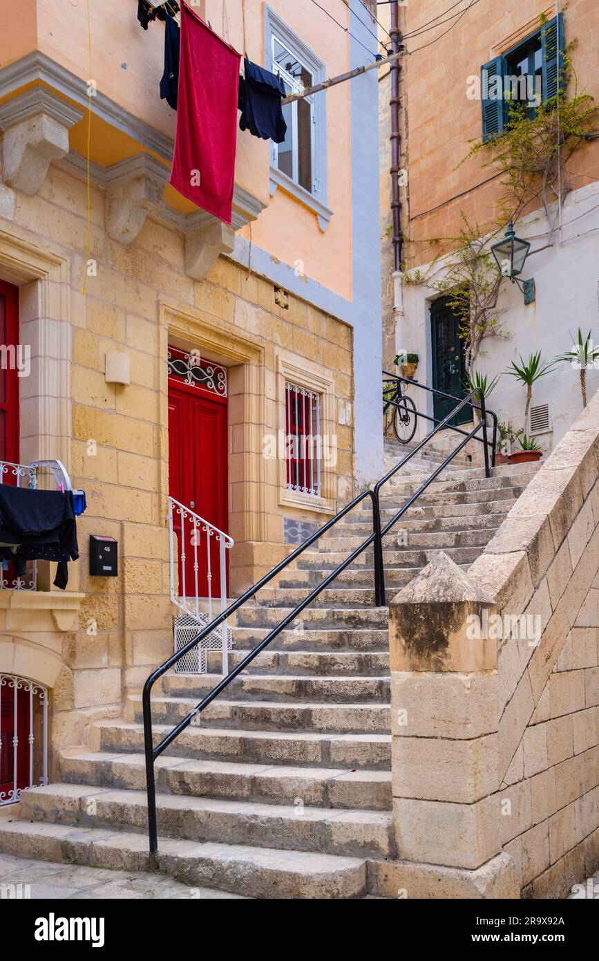 Una vista della vecchia via Mdina con balconi aperti in stile tradizionale maltese, la città di Mdina, antica capitale di Malta Foto Stock