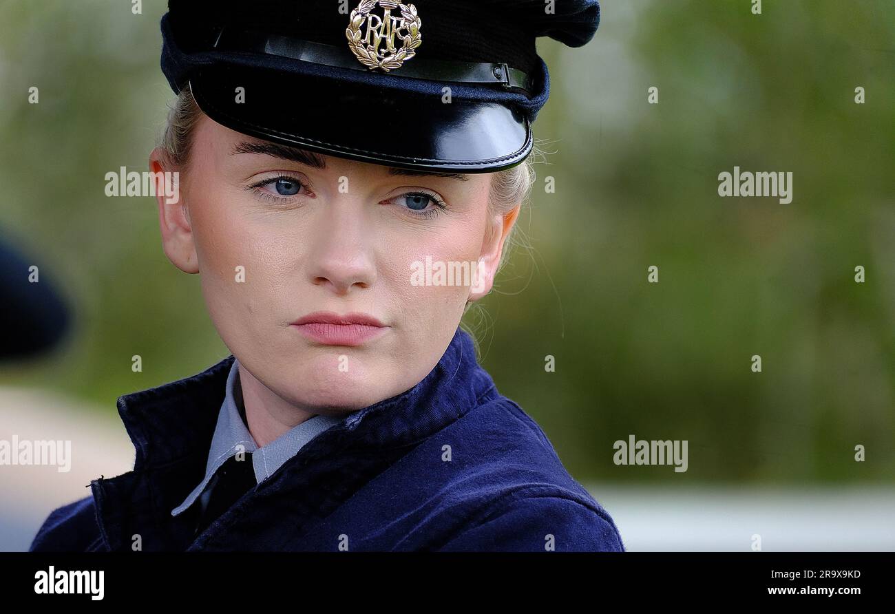 Enactor in uniforme militare del periodo 1940 all'evento di storia vivente. Foto Stock