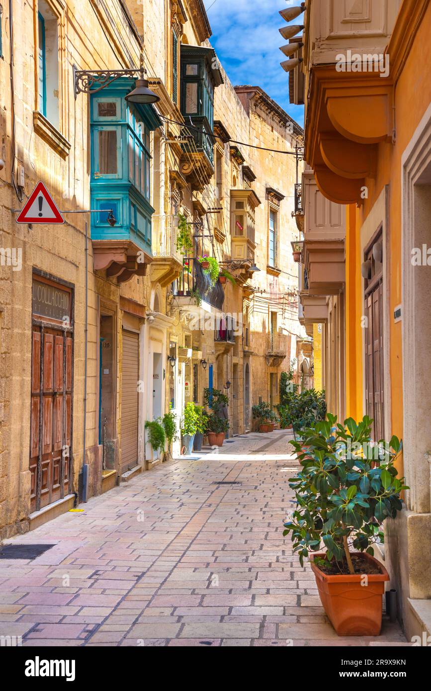 Una vista della vecchia via Mdina con balconi aperti in stile tradizionale maltese, la città di Mdina, antica capitale di Malta Foto Stock