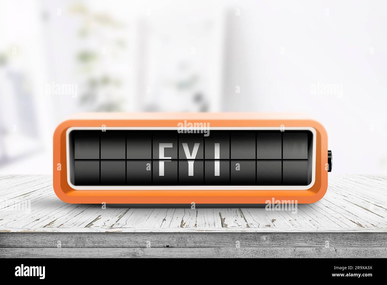 FYI messaggio su un allarme arancione orologio analogico con sistema di ribaltamento su una tavola di legno in una sala luminosa Foto Stock