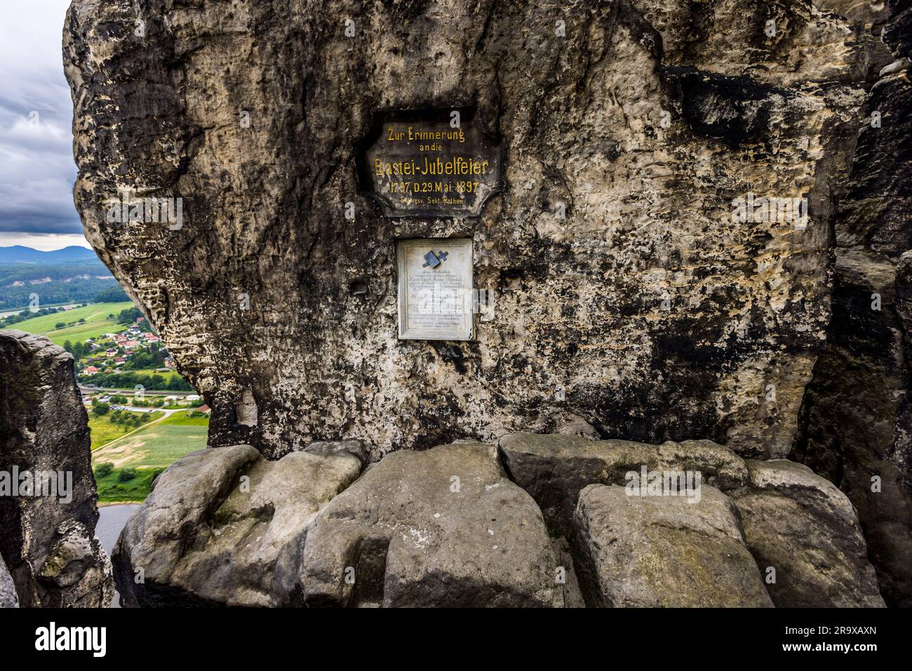 Pietra commemorativa al bastione. La formazione rocciosa sulla riva destra del fiume Elba nella zona del comune di Lohmen tra la città termale di Rathen e Stadt Wehlen è una delle attrazioni turistiche più visitate della Svizzera sassone. Dal bastione, la stretta scogliera rocciosa scende ripidamente verso l'Elba per circa 190 metri. Percorso del pittore attraverso la Svizzera sassone. Lohmen/Stadt Wehlen, Germania Foto Stock