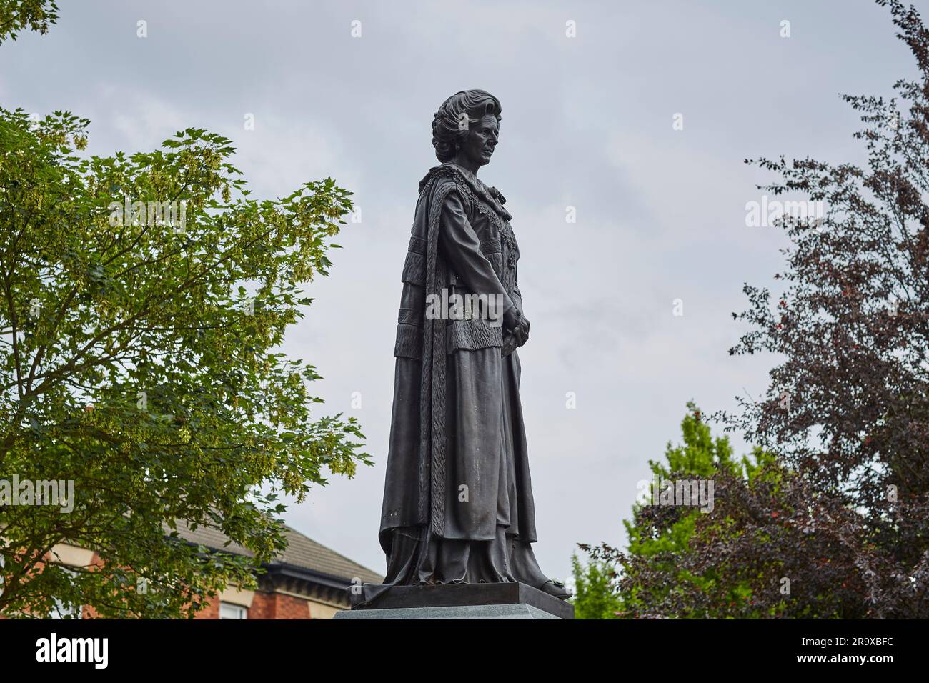 St Peters Hill Green, Grantham, Lincolnshire. La Statua di Margaret Thatcher in bronzo immortala lo stimato ex primo Ministro. Foto Stock