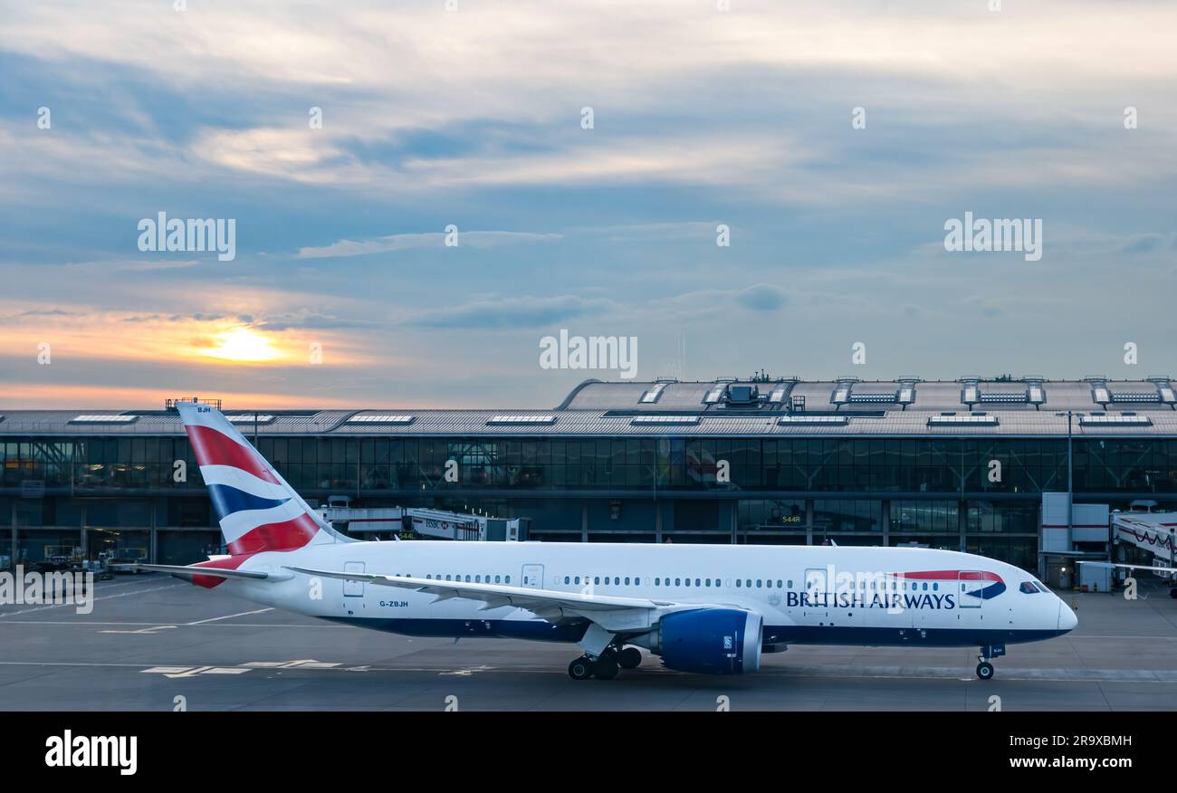 British Airways rullaggio aeroplano all'aeroporto di Heathrow al tramonto, Londra, Inghilterra, Regno Unito Foto Stock