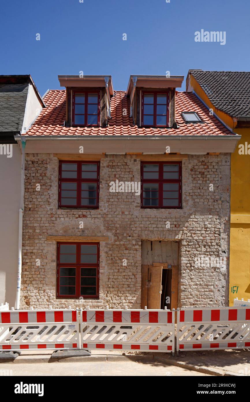 Edificio residenziale con nucleo riabilitato, cantiere, barriera, città vecchia, Rostock, Meclemburgo-Vorpommern, Germania Foto Stock