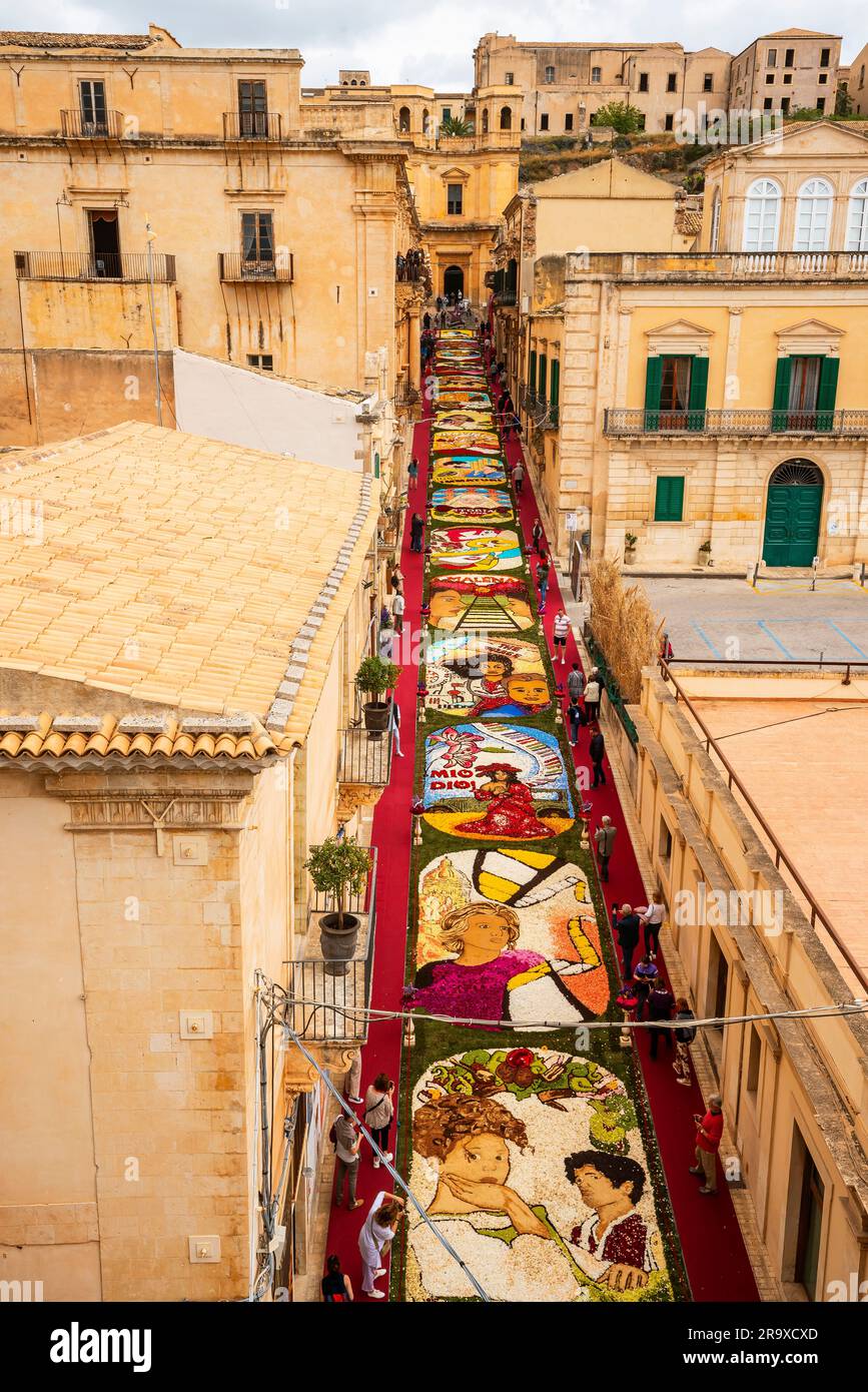 Festa dei fiori Infiorata (maggio 2023) a noto, via Nicolaci, noto, Sicilia, Italia. Veduta elevata della via Nicolaci durante la famosa e tradizionale Foto Stock