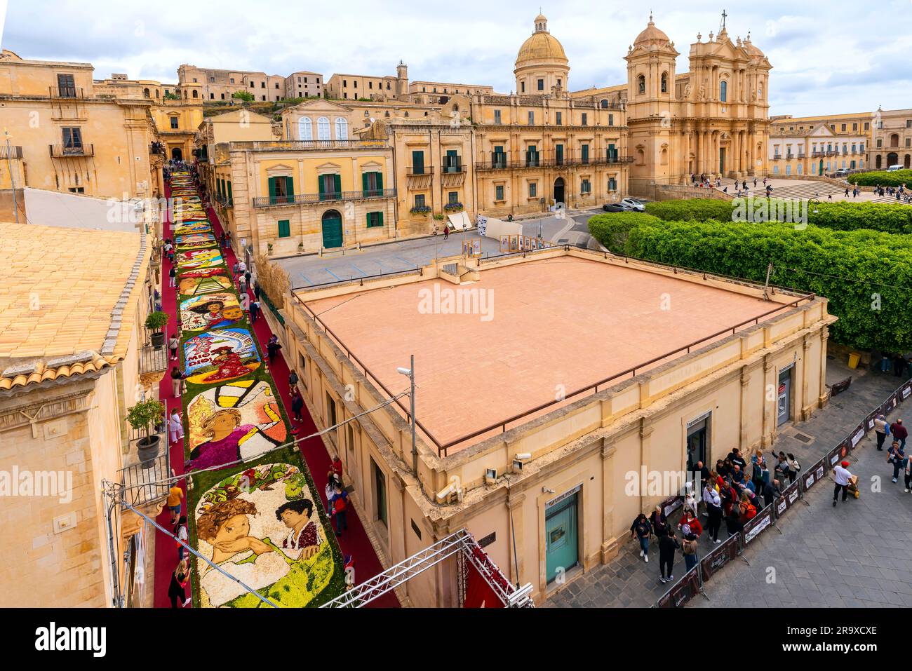 Vista panoramica di noto durante la festa dei fiori dell'Infiorata (maggio 2023), Sicilia, Italia. Veduta elevata della via Nicolaci durante il famoso e mestiere Foto Stock