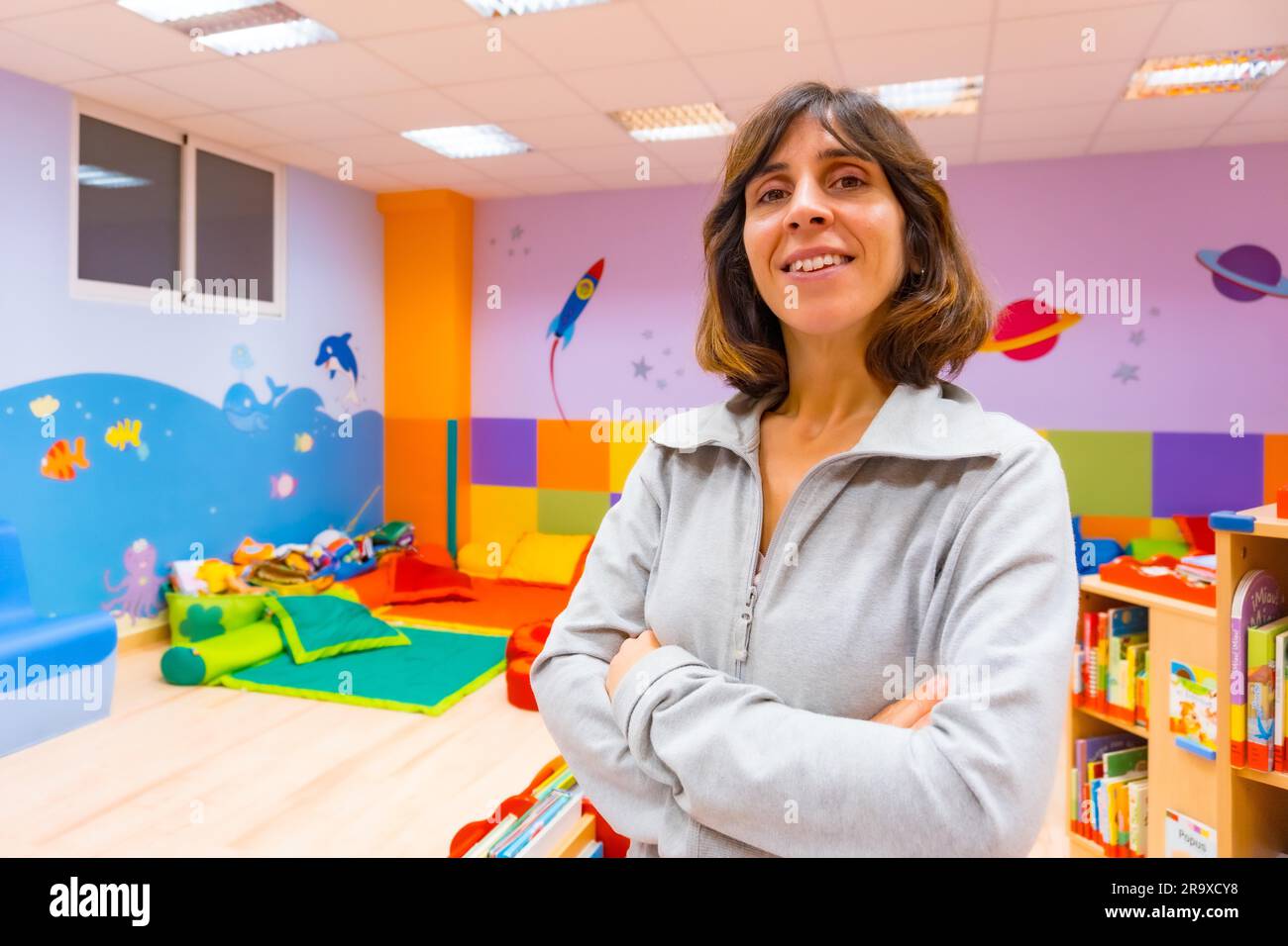 Ritratto di un asilo o di un insegnante di educazione della prima infanzia all'interno di un asilo nido Foto Stock
