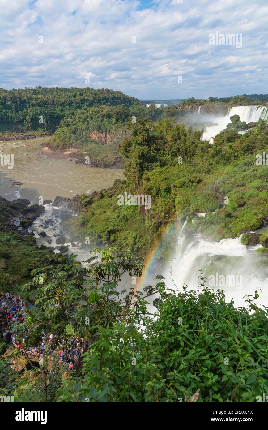 Vista delle cascate dall'alto, circuito superiore, Sentiero superiore, Sentiero panoramico, turisti, Cataratas del Iguazu, Cascate di Iguazu, Arcobaleno, roccia di Basalt Foto Stock