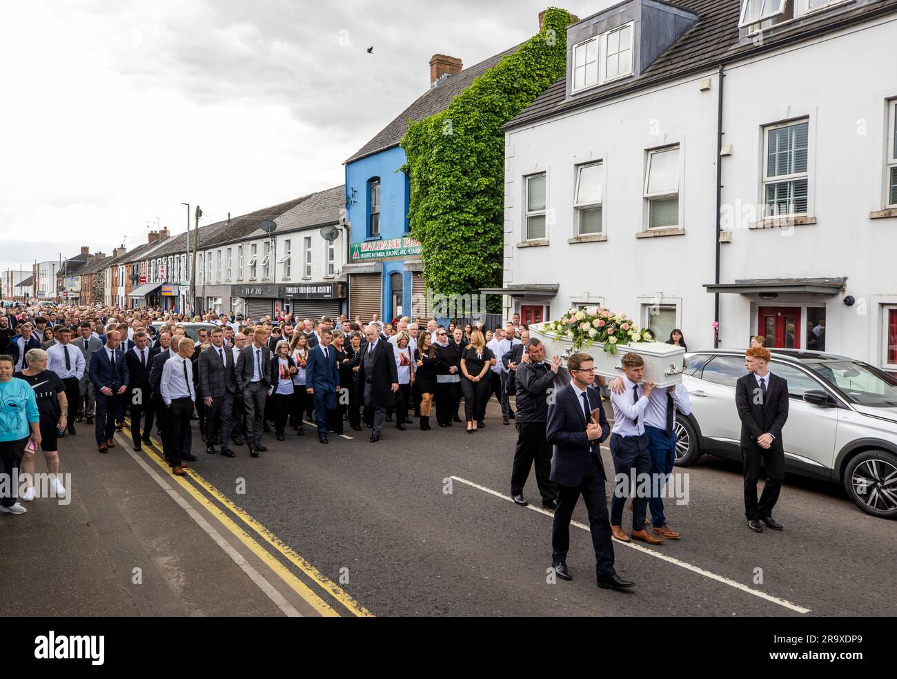 La bara di Chloe Mitchell è portata lungo Larne Street, a Ballymena. Data foto: Giovedì 29 giugno 2023. Foto Stock