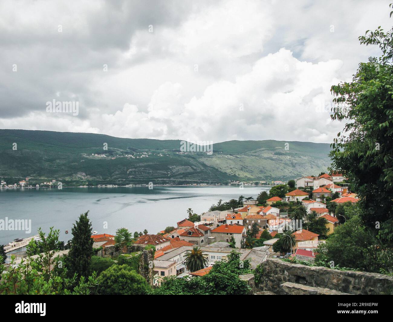 Splendida vista panoramica dall'alto della città vecchia di Herceg Novi, Montenegro Foto Stock