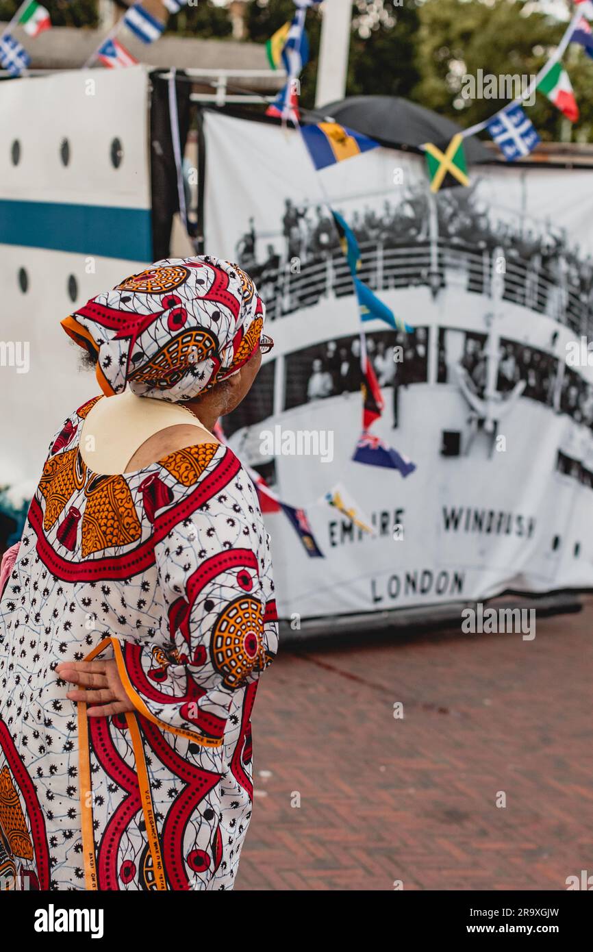 Un discendente della generazione Windrush guarda come il galleggiante Windrush lascia la piazza di Brixton, Londra. Foto Stock