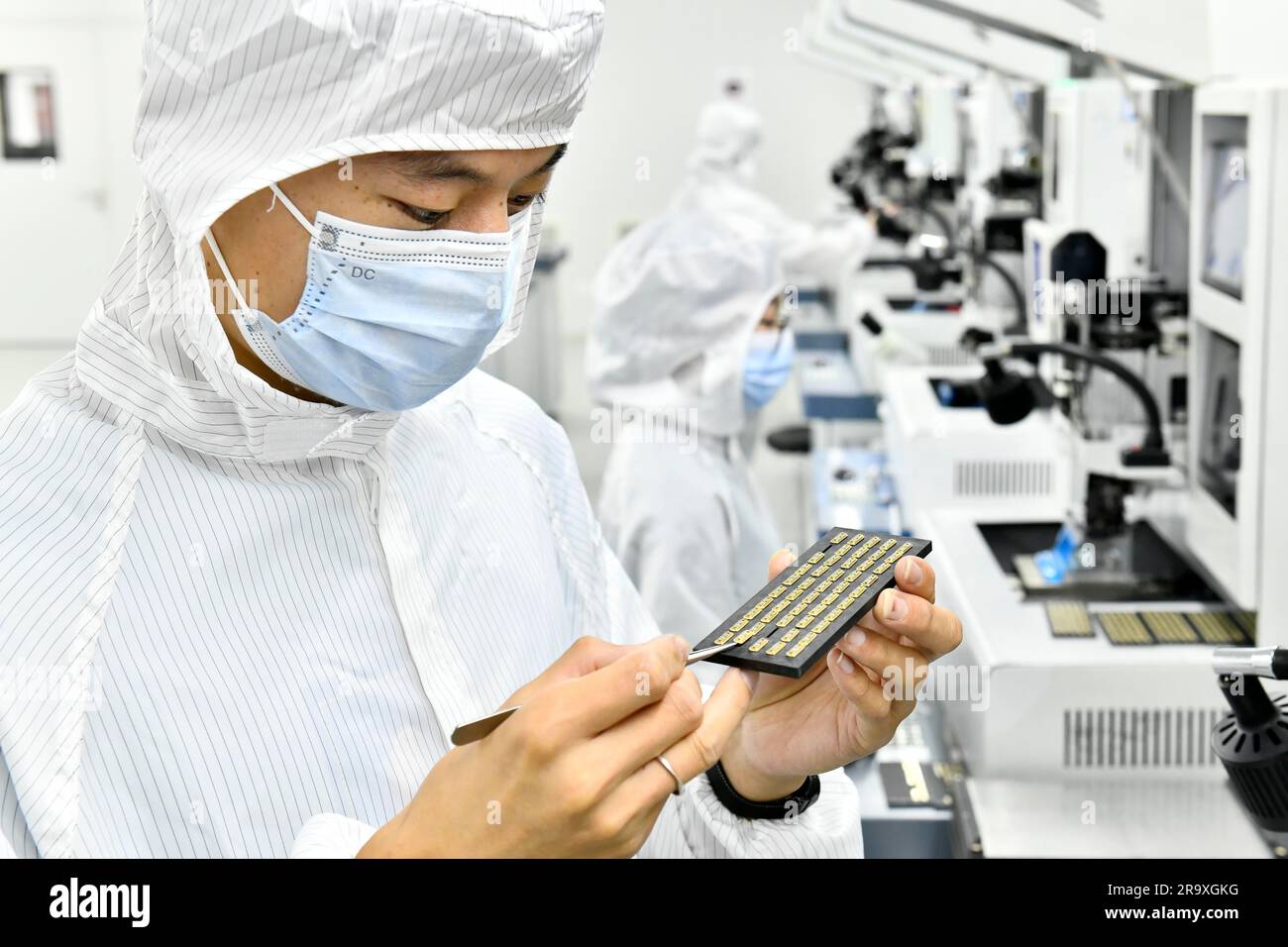 (230629) -- RIZHAO, 29 giugno 2023 (Xinhua) -- Un membro del personale produce filtri per onde acustiche di superficie in un parco industriale nella zona di sviluppo industriale Hi-Tech di Rizhao City, provincia dello Shandong della Cina orientale, 29 giugno 2023. La zona di sviluppo industriale Hi-Tech di Rizhao ha attivato con successo nuovi fattori di crescita ponendo l'accento sulla tecnologia e l'innovazione di fascia alta. Adottando misure come migliorare l'ambiente aziendale, attrarre nuovi investimenti e promuovere l'afflusso di talenti di fascia alta, ha effettivamente istituito un sistema di sviluppo industriale con il sistema di sviluppo chiave Foto Stock