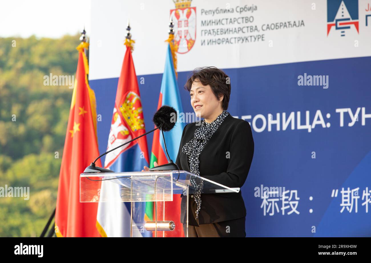 Belgrado, Serbia. 28 giugno 2023. L'ambasciatore cinese in Serbia Chen Bo interviene alla cerimonia di apertura della sezione finale della tangenziale di Belgrado dal tunnel di Strazevica allo svincolo di Bubanj Potok a Belgrado, Serbia, 28 giugno 2023. Mercoledì è stata aperta una nuova sezione di tangenziale per il traffico nella capitale serba di Belgrado, che contribuirà a facilitare il traffico dalle principali autostrade di Belgrado. La strada lunga 9,74 chilometri è stata costruita dalla Power Construction Corporation of China (PowerChina). Crediti: Wang Wei/Xinhua/Alamy Live News Foto Stock