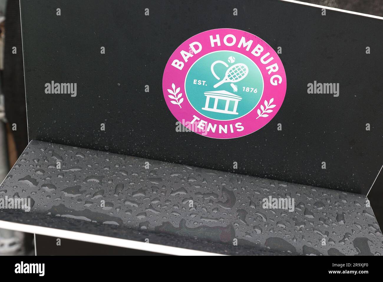 Bad Homburg, Germania. 29 giugno 2023. Tennis: WTA Tour, singoli, donne, quarti di finale Rebeka Masarova (SPA) - Emma Navarro (USA). Il logo del Tennis Club Bad Homburg è visibile durante un'interruzione della pioggia. Credito: Joaquim Ferreira/dpa/Alamy Live News Foto Stock
