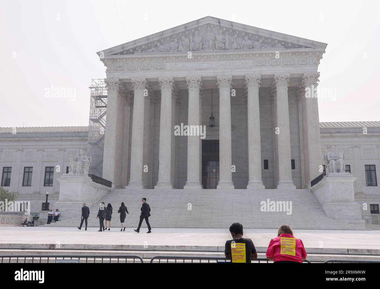 Washington, DC, Stati Uniti. 29 giugno 2023. Due manifestanti attendono fuori dalla Corte Suprema mentre la corte si prepara a trasmettere le decisioni sul programma di perdono del prestito studentesco del presidente Joe Biden e azione affermativa nelle ammissioni al college alla Corte Suprema giovedì 29 giugno 2023 a Washington DC foto di Jemal Countess/UPI Credit: UPI/Alamy Live News Foto Stock