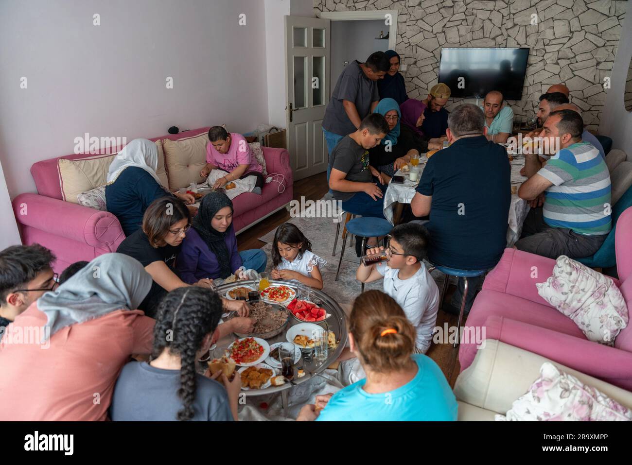 Ankara, Turchia. 28 giugno 2023. Mesude e la sua famiglia si prendono da mangiare all'Eid-al-Adha. Mesude Bayram è una donna mentalmente disabile nata nel 1972. Anche se i medici non potevano diagnosticare il suo handicap, dicono che la sua età mentale può essere fino a 6 anni. Vive ad Ankara con la madre e la famiglia di suo fratello da 22 anni. (Foto di Tunahan Turhan/SOPA Images/Sipa USA) credito: SIPA USA/Alamy Live News Foto Stock