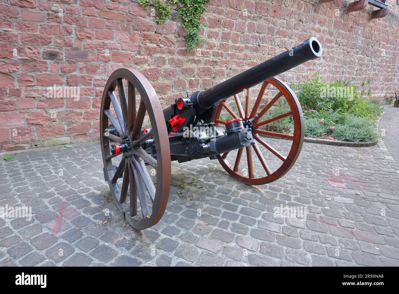 Cannone con ruote per carri davanti alle mura cittadine di Eberbach, valle del Neckar, Baden-Württemberg, Germania Foto Stock