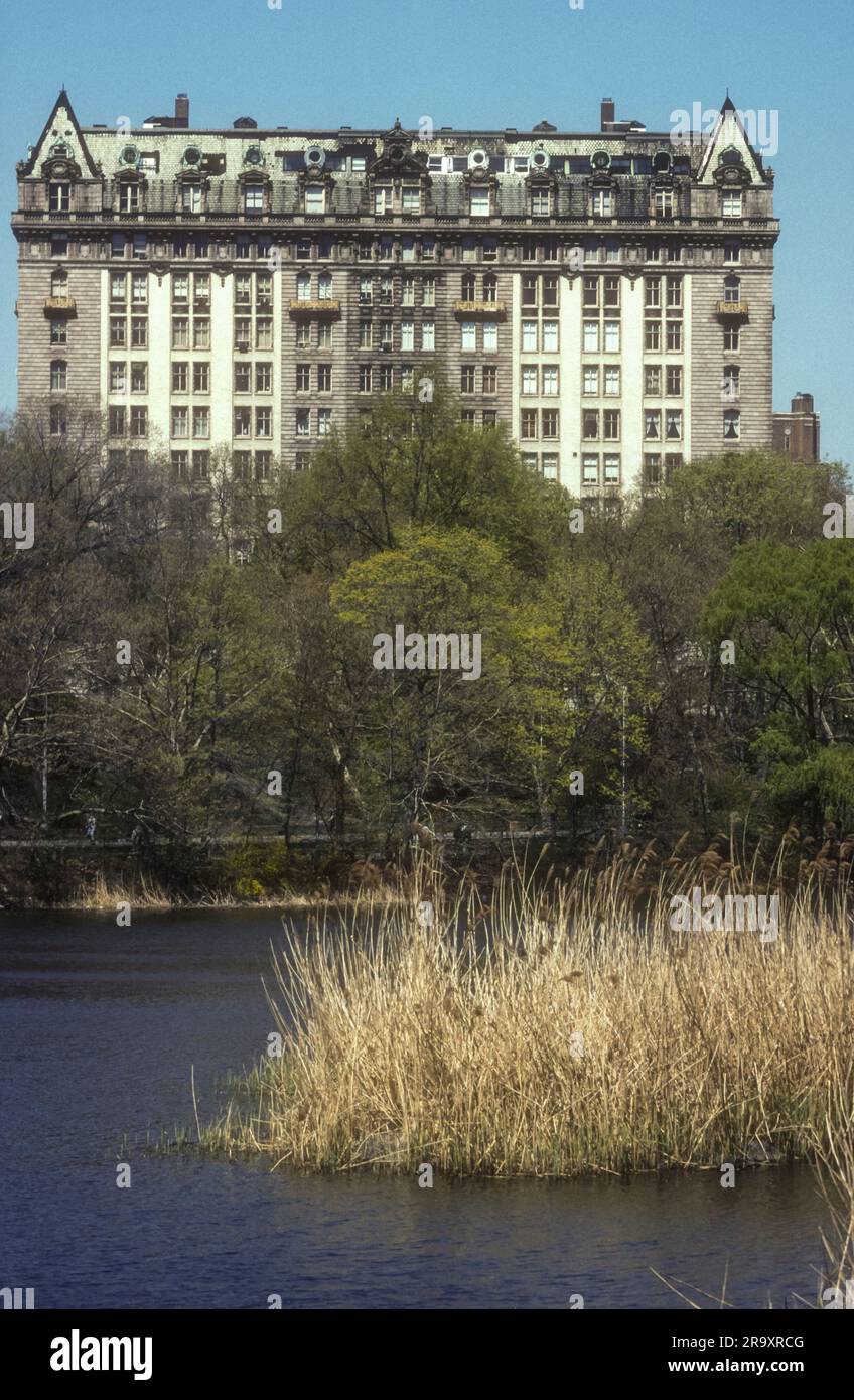 Immagine d'archivio degli anni '1990 del Dakota Building, New York, vista da Central Park. Foto Stock